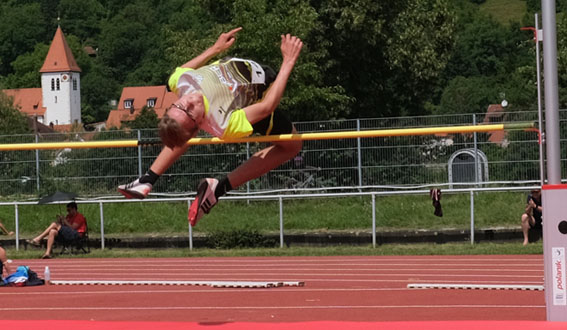 Marten Lippold springt 1,76m hoch (Foto: S. Lippold)