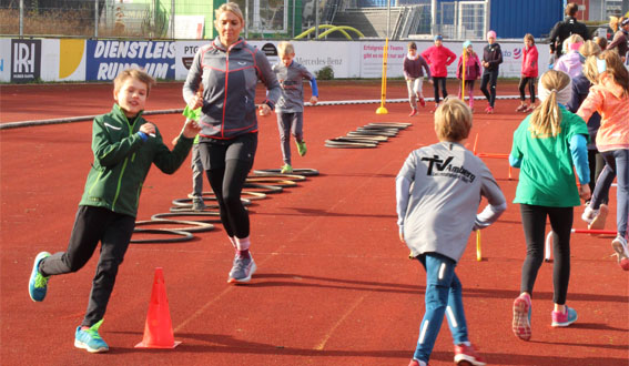 SportlerInnen beim Aufwärmen