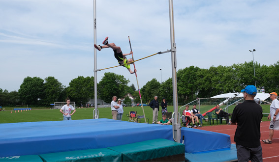 Marten Lippold beim Stabhochsprung