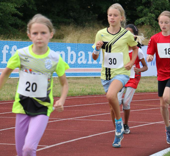 Theresa und Leonie laufen 800m (Foto: M. Siegert)