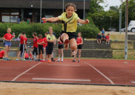 Charlotte beim Weitsprung (Foto: M. Siegert)