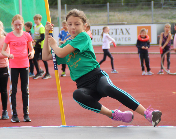 Stabsprung auf die Hochsprungmatte (Foto: K. Müller-Popp)